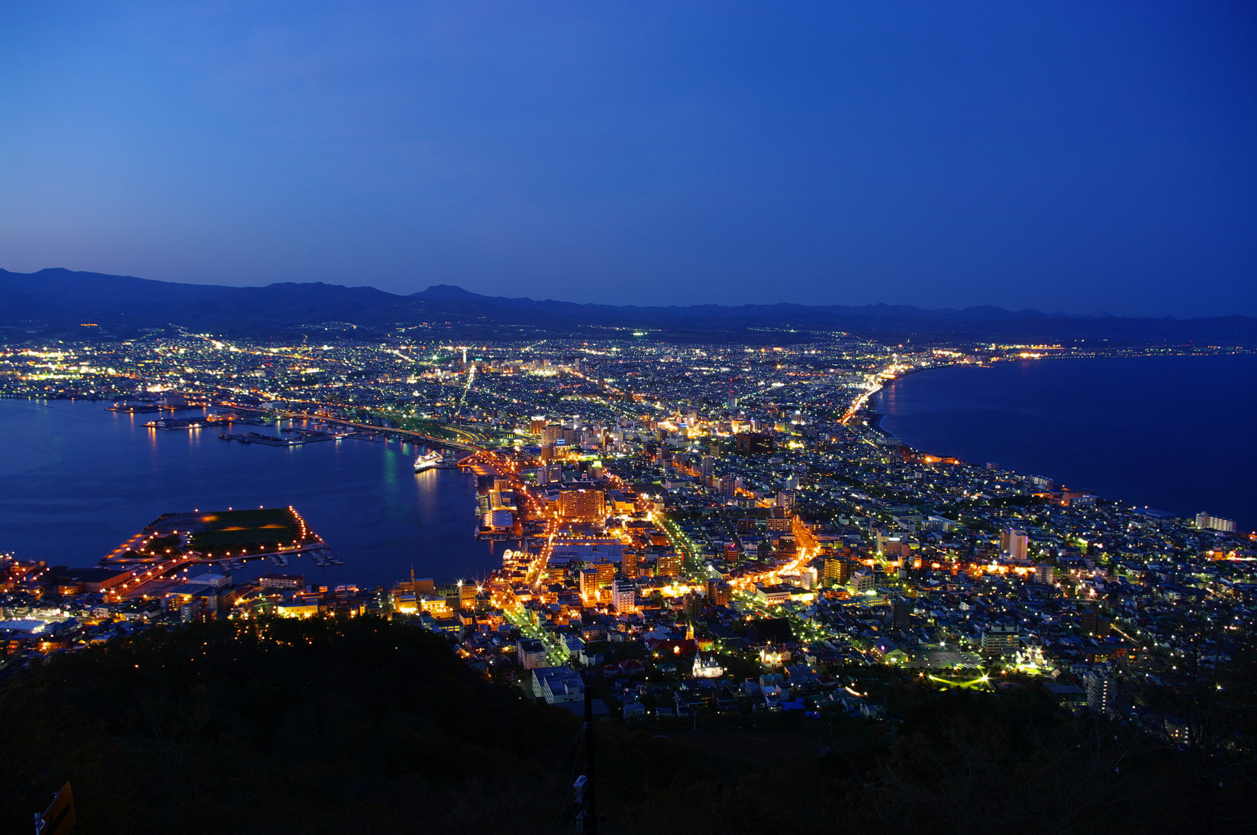 The_night_view_from_Mt_Hakodate-1-1MB